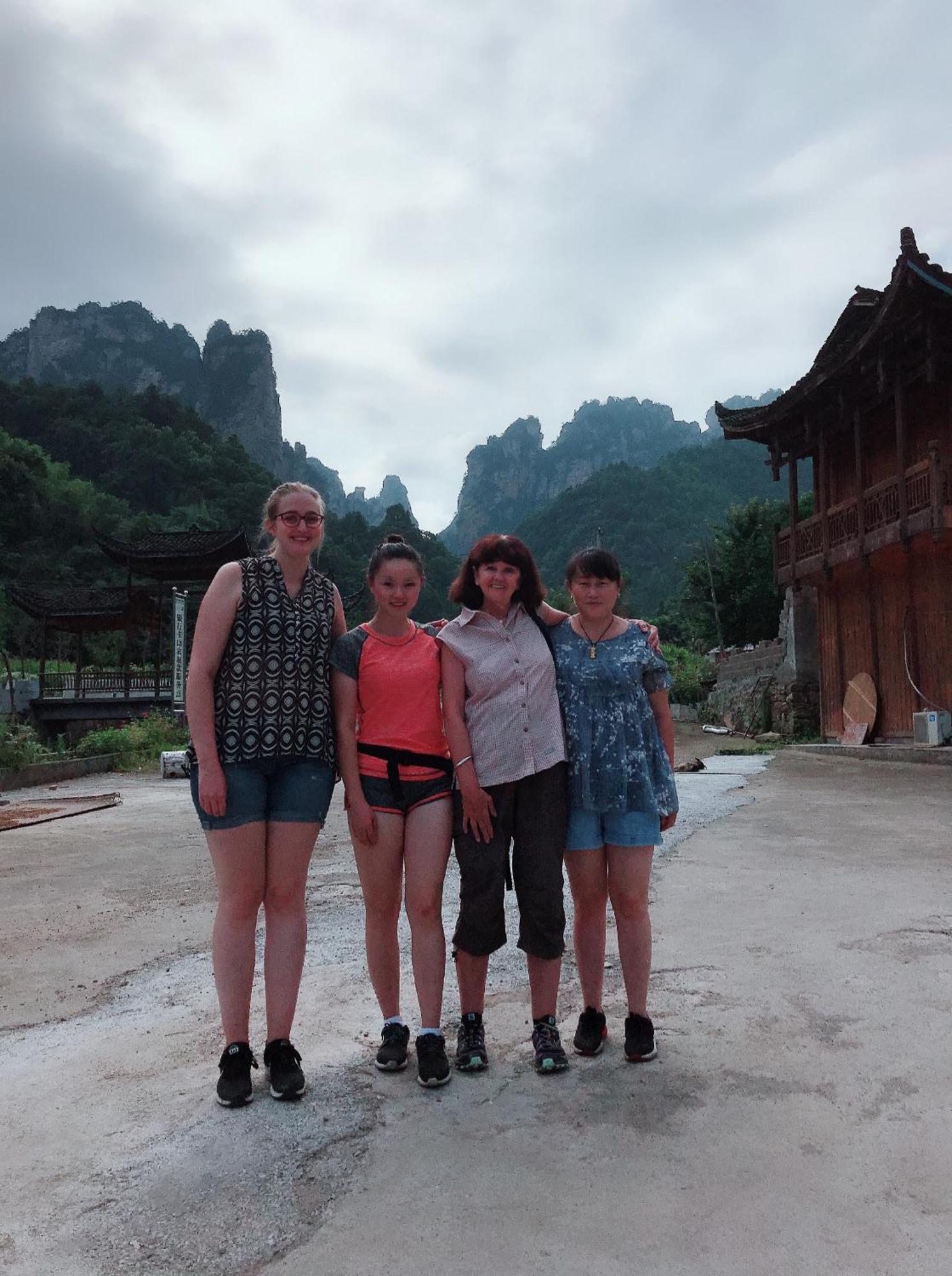 Tongfu Inn Жангжиаже Екстериор снимка