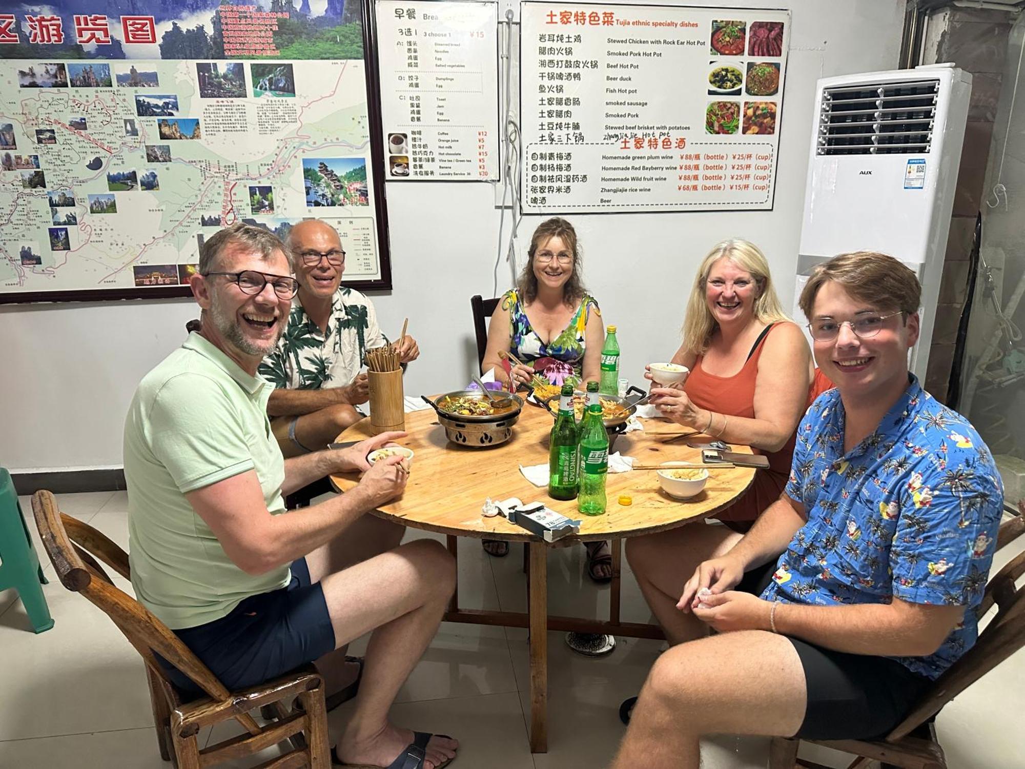 Tongfu Inn Жангжиаже Екстериор снимка