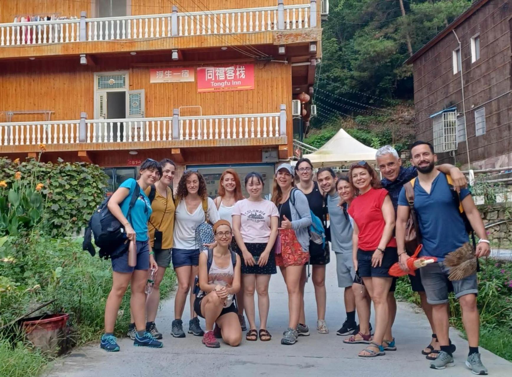 Tongfu Inn Жангжиаже Екстериор снимка